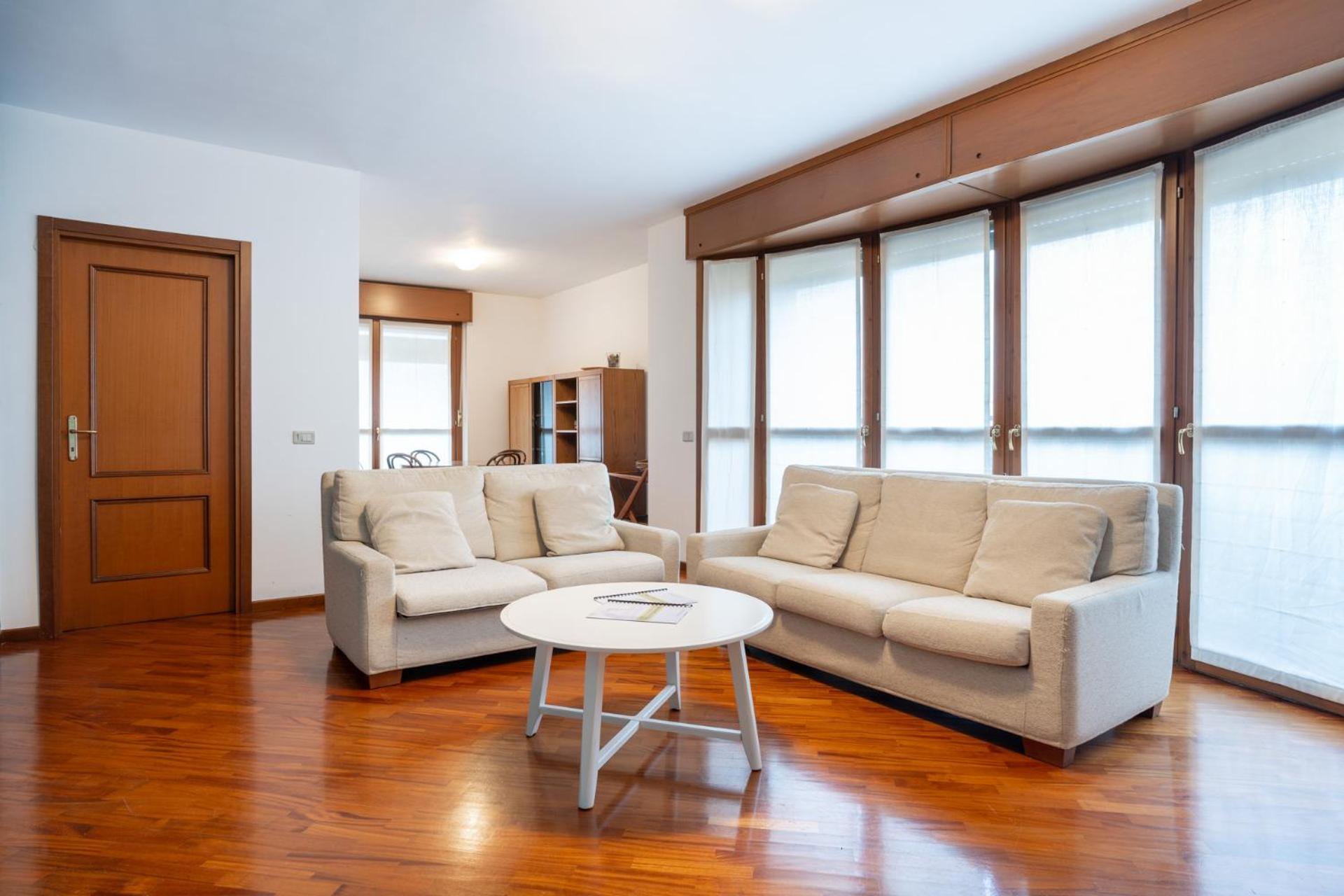 Spacious Bright Near Center And With Air Conditioning Appartement Lecco